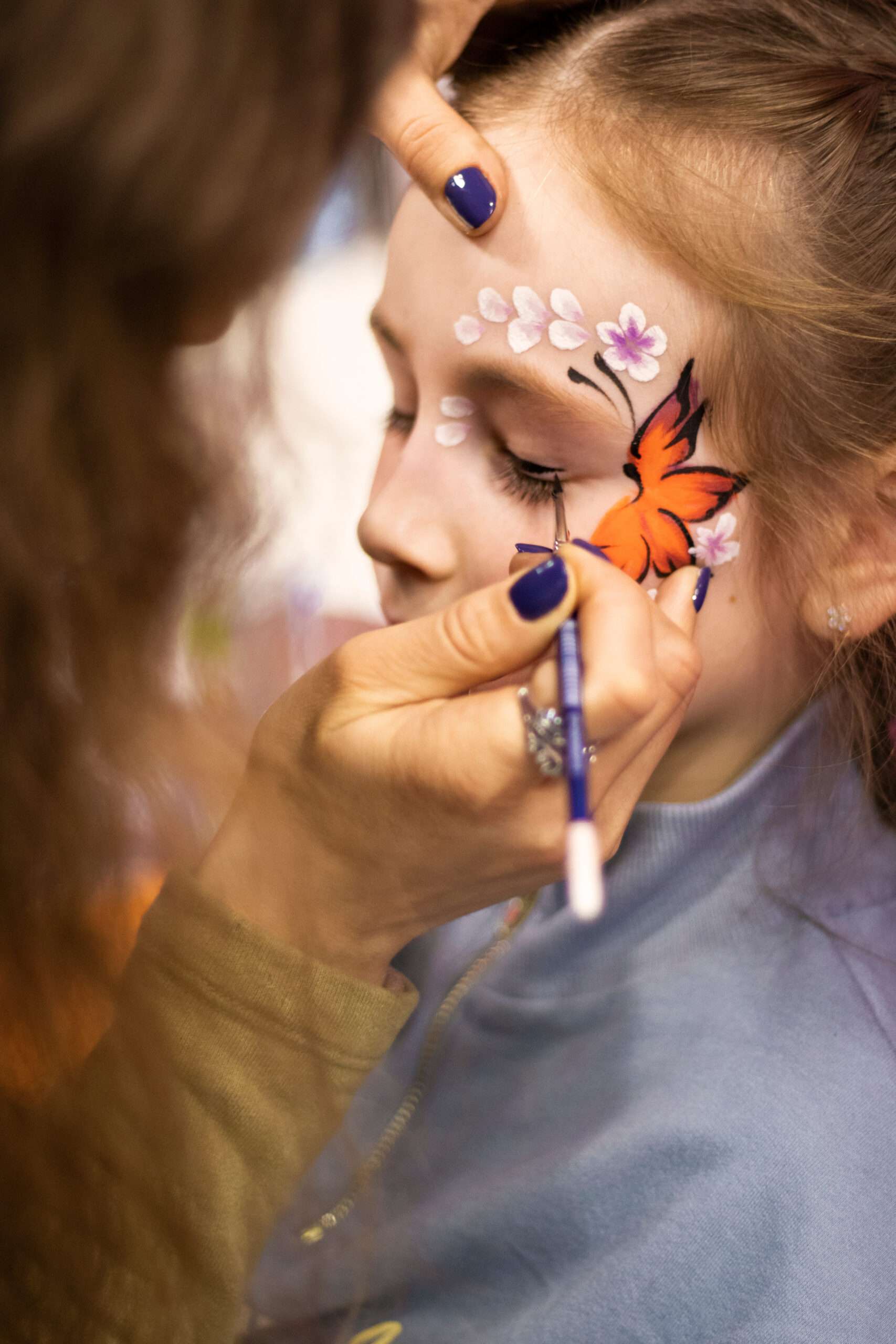 Une fille qui se fait maquiller le visage